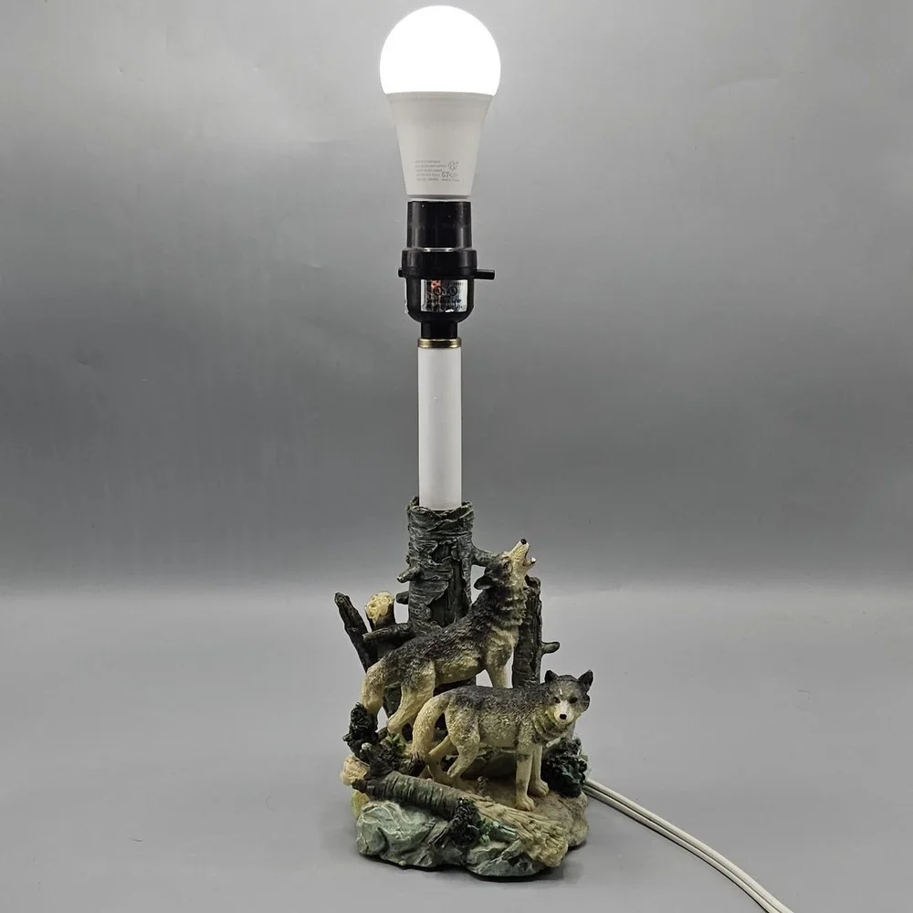 Vintage North American Denizen of Twilight Wolf Table Lamp Mancave Cabin Y2K